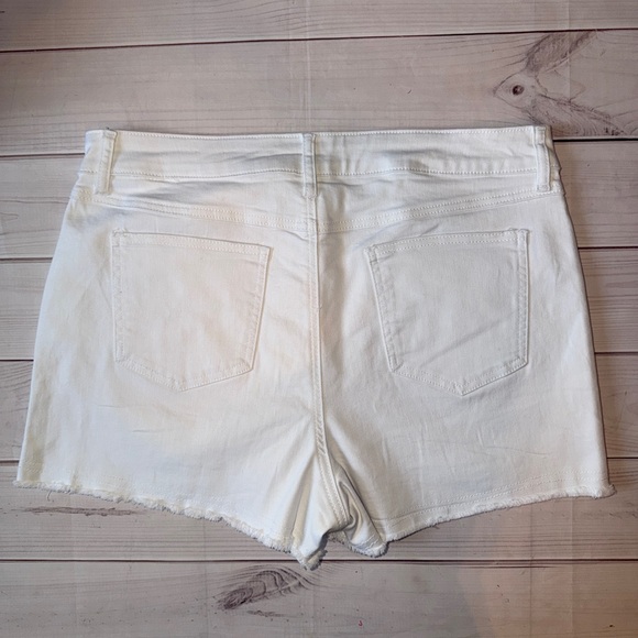 EST. 1946 White Lace Denim Shorts Size 14 Hi Rise Raw Hem Summer Boho Chic - Picture 2 of 7